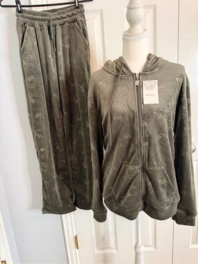 NWT Sanrio Hello Kitty x Helix Debossed Velour Tracksuit Olive Green L/XL